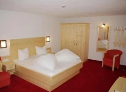 Alpenhof Pension-garni بيت ضيافة 3*